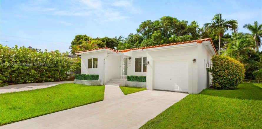 Villa ou maison à Coral Gables, Floride 2 chambres, 160.72 m2 № 1966378