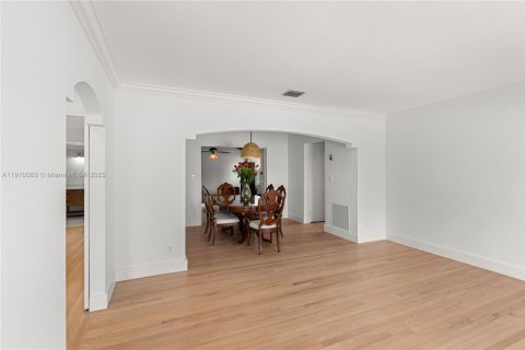 Villa ou maison à louer à Coral Gables, Floride: 2 chambres, 160.72 m2 № 1966378 - photo 15