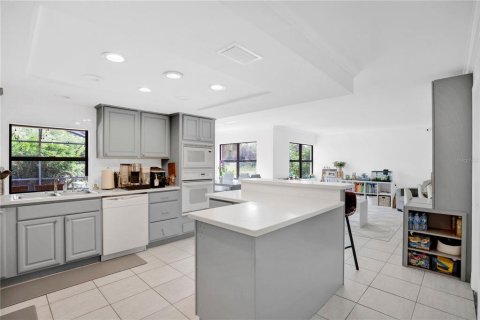 House in Orlando, Florida 4 bedrooms, 206.8 sq.m. № 2151268 - photo 4