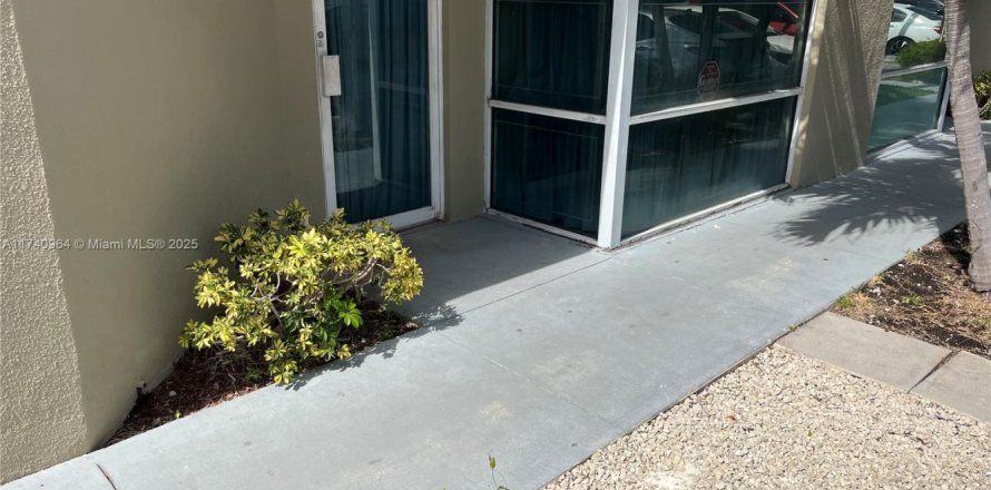 Commercial property in Miami, Florida № 1763522