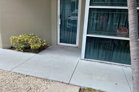 Commercial property in Miami, Florida № 1763522 - photo 2