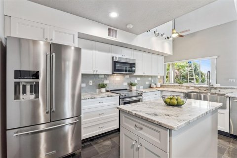 House in Apopka, Florida 4 bedrooms, 368.54 sq.m. № 2200512 - photo 27