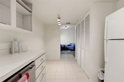 Condo in Bradenton, Florida, 1 bedroom  № 2197036 - photo 13