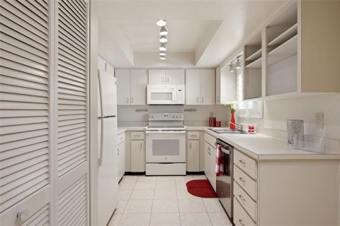 Condo in Bradenton, Florida, 1 bedroom  № 2197036 - photo 9
