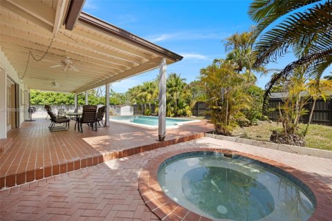 Villa ou maison à vendre à Miami, Floride: 4 chambres, 224.82 m2 № 2024330 - photo 17