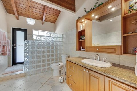 Villa ou maison à vendre à Miami, Floride: 4 chambres, 224.82 m2 № 2024330 - photo 11