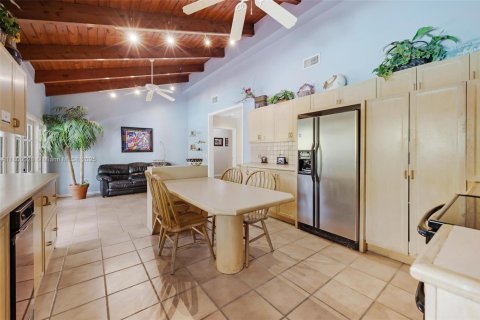 Villa ou maison à vendre à Miami, Floride: 4 chambres, 224.82 m2 № 2024330 - photo 6
