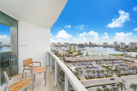 Condominio en venta en Sunny Isles Beach, Florida, 42.46 m2 № 1756492 - foto 11