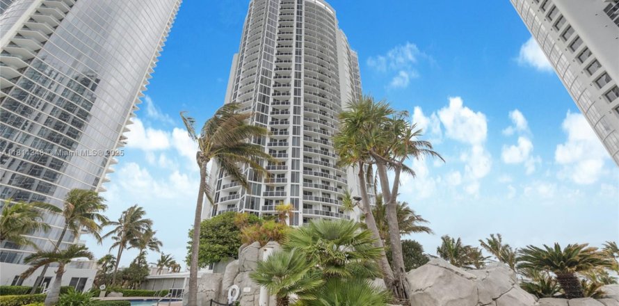 Estudio en el Condominio en Sunny Isles Beach, Florida  № 1756492