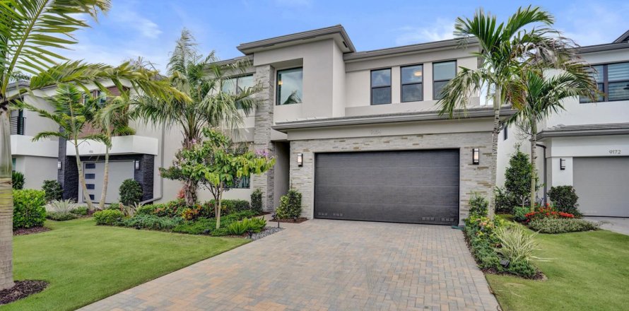 House in Boca Raton, Florida 4 bedrooms, 304.91 sq.m. № 2185498