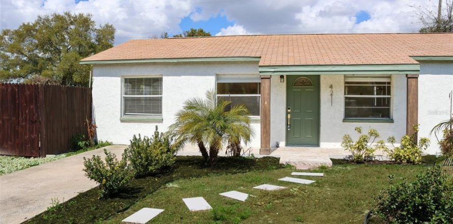 House in Tampa, Florida 3 bedrooms, 106.28 sq.m. № 2203949