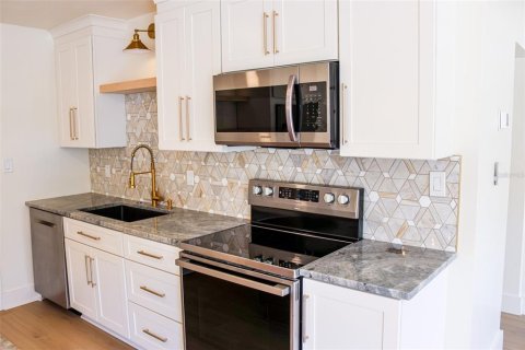 House in Tampa, Florida 3 bedrooms, 106.28 sq.m. № 2203949 - photo 4