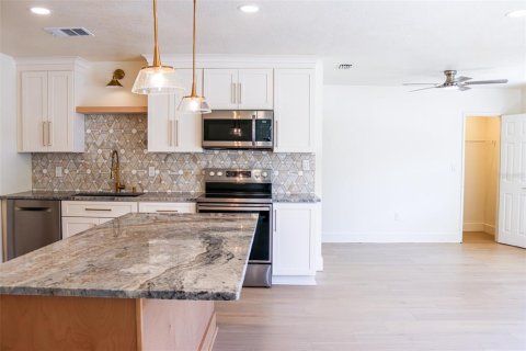 House in Tampa, Florida 3 bedrooms, 106.28 sq.m. № 2203949 - photo 9