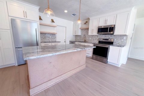 House in Tampa, Florida 3 bedrooms, 106.28 sq.m. № 2203949 - photo 8
