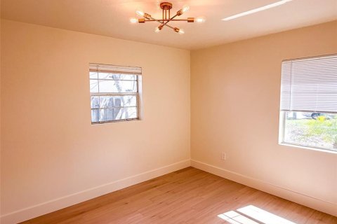 House in Tampa, Florida 3 bedrooms, 106.28 sq.m. № 2203949 - photo 12