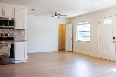 House in Tampa, Florida 3 bedrooms, 106.28 sq.m. № 2203949 - photo 10
