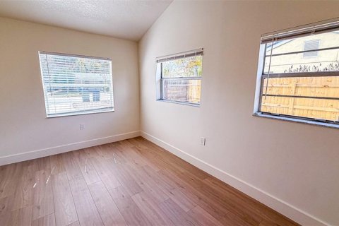House in Tampa, Florida 3 bedrooms, 106.28 sq.m. № 2203949 - photo 15