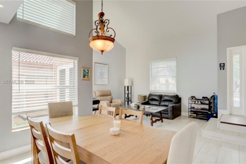 House in Sunrise, Florida 3 bedrooms, 142.05 sq.m. № 2068779 - photo 11