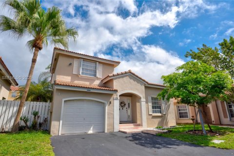 House in Sunrise, Florida 3 bedrooms, 142.05 sq.m. № 2068779 - photo 3