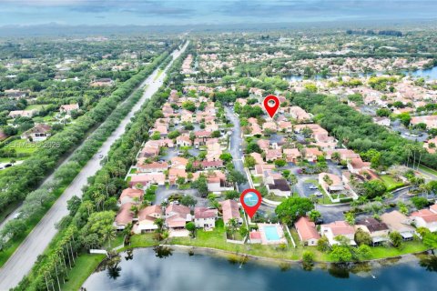 House in Sunrise, Florida 3 bedrooms, 142.05 sq.m. № 2068779 - photo 6