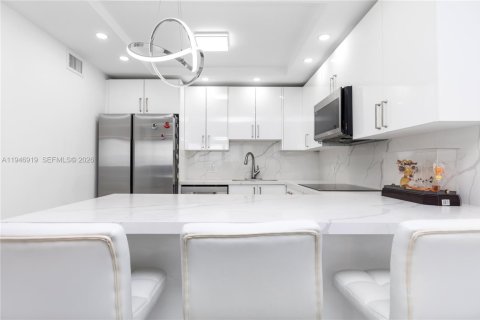 Condo in Hollywood, Florida, 1 bedroom  № 2003082 - photo 18