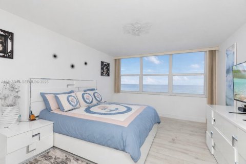 Condo in Hollywood, Florida, 1 bedroom  № 2003082 - photo 24