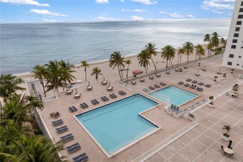 Condo in Hollywood, Florida, 1 bedroom  № 2003082 - photo 9