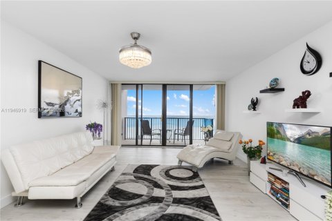 Condo in Hollywood, Florida, 1 bedroom  № 2003082 - photo 4
