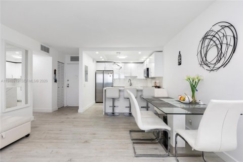 Condo in Hollywood, Florida, 1 bedroom  № 2003082 - photo 15