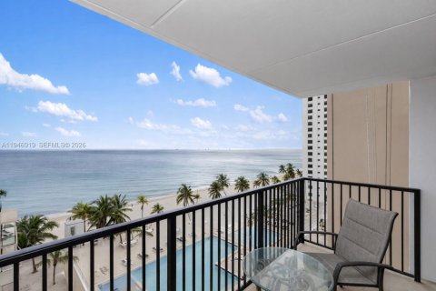 Condo in Hollywood, Florida, 1 bedroom  № 2003082 - photo 6