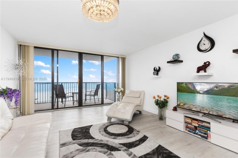 Condo in Hollywood, Florida, 1 bedroom  № 2003082 - photo 3