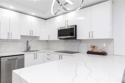 Condo in Hollywood, Florida, 1 bedroom  № 2003082 - photo 19