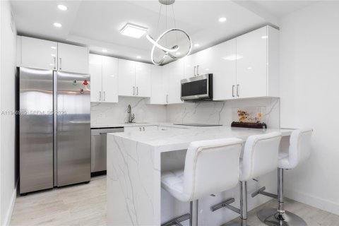 Condo in Hollywood, Florida, 1 bedroom  № 2003082 - photo 17