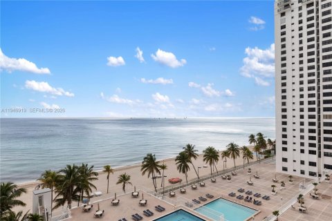 Condo in Hollywood, Florida, 1 bedroom  № 2003082 - photo 8