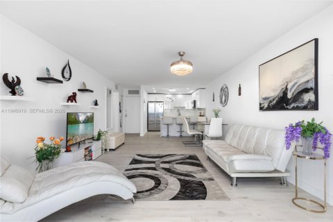 Condo in Hollywood, Florida, 1 bedroom  № 2003082 - photo 12