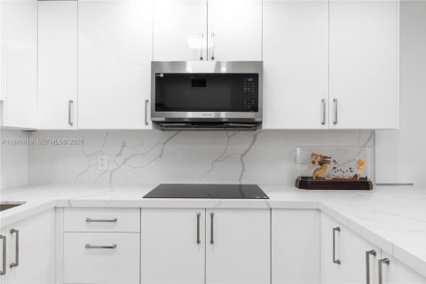 Condo in Hollywood, Florida, 1 bedroom  № 2003082 - photo 20