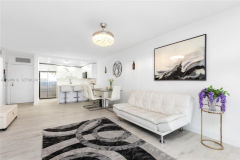 Condo in Hollywood, Florida, 1 bedroom  № 2003082 - photo 14