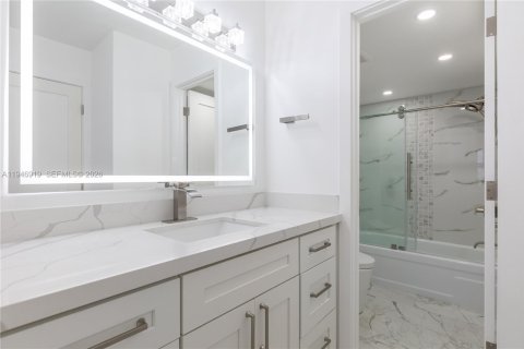 Condo in Hollywood, Florida, 1 bedroom  № 2003082 - photo 26