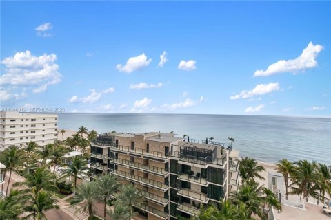Condo in Hollywood, Florida, 1 bedroom  № 2003082 - photo 11