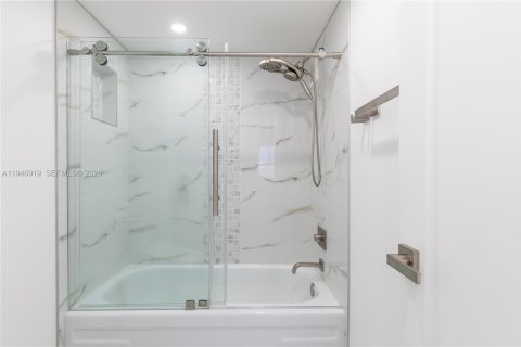 Condo in Hollywood, Florida, 1 bedroom  № 2003082 - photo 27