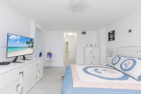 Condo in Hollywood, Florida, 1 bedroom  № 2003082 - photo 25