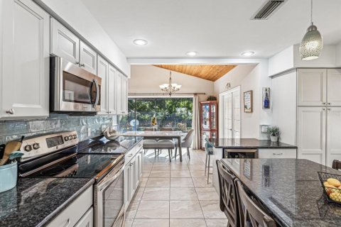 House in Palm Harbor, Florida 6 bedrooms, 241.36 sq.m. № 1377995 - photo 12