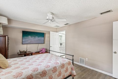 House in Palm Harbor, Florida 6 bedrooms, 241.36 sq.m. № 1377995 - photo 21