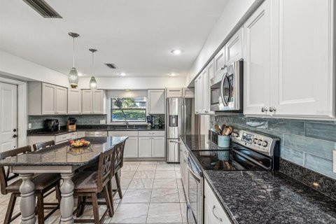 House in Palm Harbor, Florida 6 bedrooms, 241.36 sq.m. № 1377995 - photo 9