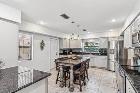 House in Palm Harbor, Florida 6 bedrooms, 241.36 sq.m. № 1377995 - photo 16
