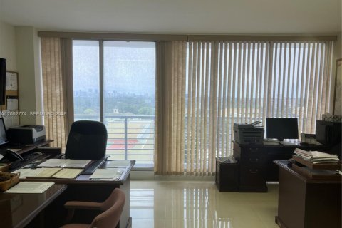 Commercial property in Hollywood, Florida № 2089807 - photo 2