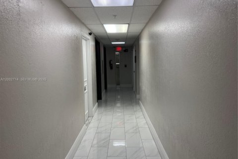 Commercial property in Hollywood, Florida № 2089807 - photo 4
