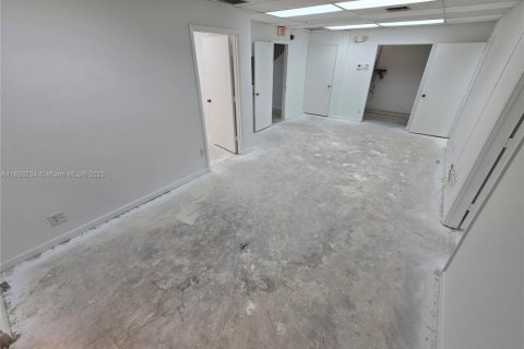 Commercial property in Sunrise, Florida № 1980826 - photo 1