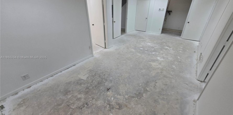 Commercial property in Sunrise, Florida № 1980826