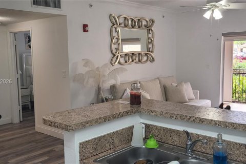 Кондоминиум с 1 спальней в Пемброк-Пайнс, Флорида № 1998750